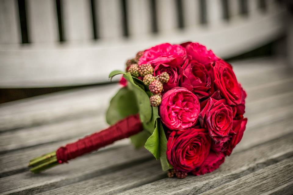 Bruidsboeket met rode rozen en bramen 